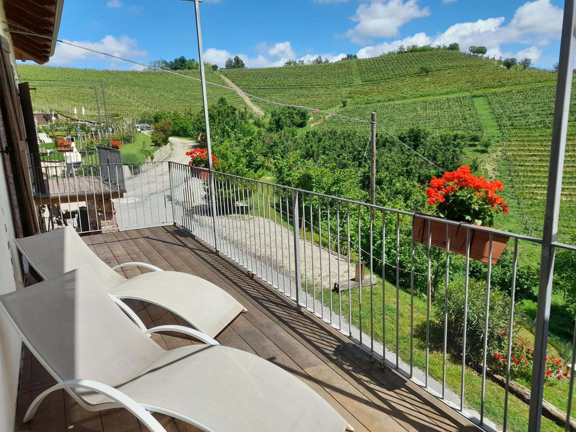 Montelupo Albese Madama Langa Country House Con Piscina Nelle Vigne מראה חיצוני תמונה